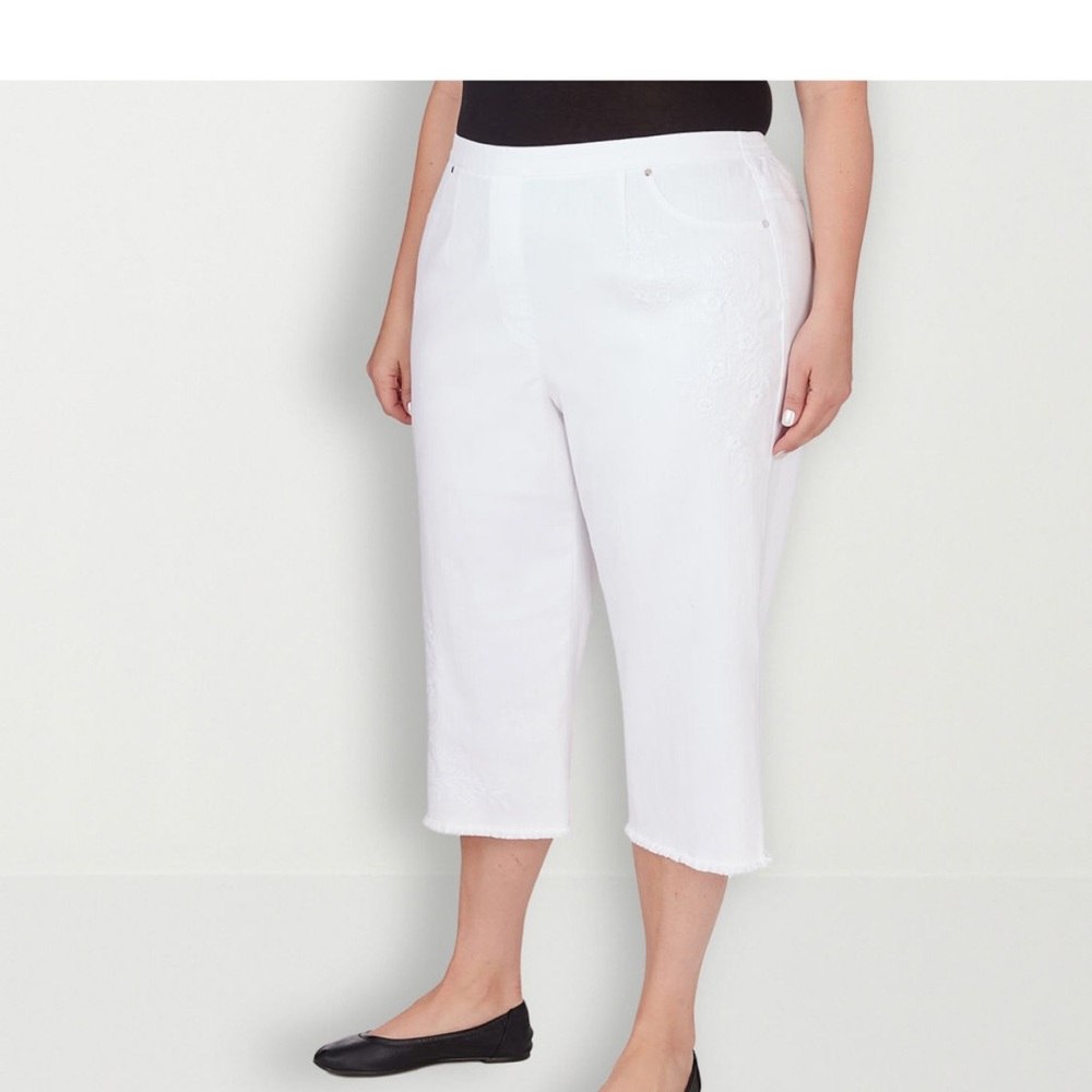 Alfred Dunner Blue Bayou Mid Rise Plus Capris - Picture 4 of 6